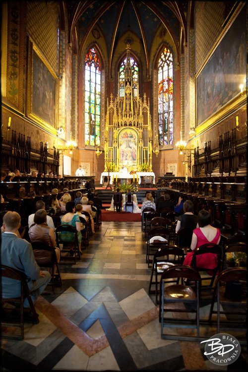 Zdjęcia ślubne Kraków bazylika Franciszkanów widok na oltarz 081
